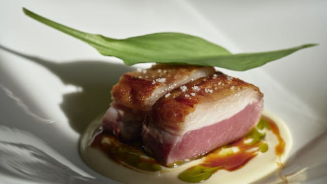 Selle d'agneau, gnocchi de pommes de terre, ail des ours