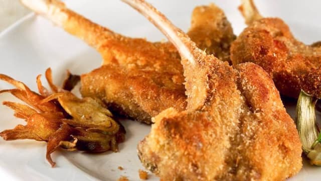 Costolette d'agnello indorate con carciofi