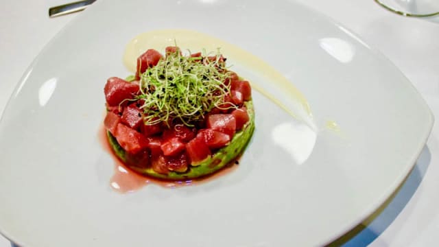 Tartar de atún rojo con guacamole y maionesa de soja