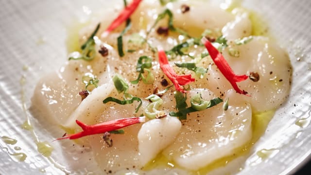 Carpaccio de St Jacques, citron vert et coriandre