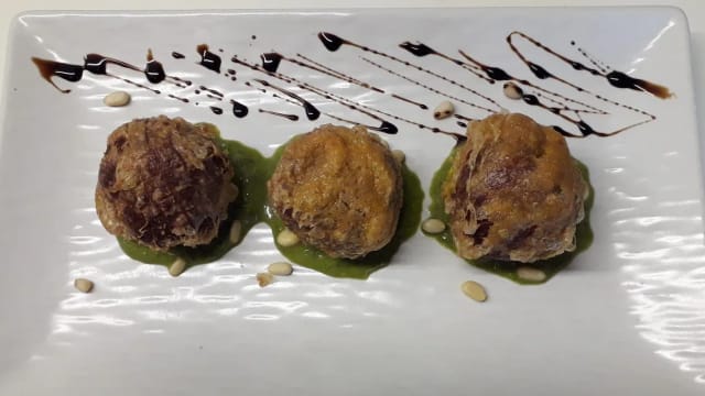 Polpettine di bollito su crema al pesto di basilico,glassa di balsamico,e pinoli 
