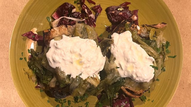 crostone di pane con scarola e stracciatella di burrata