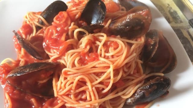 Specialità dello chef   spaghetti con le cozze in rosso alla busara   una leccornia