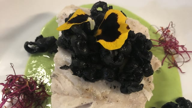 merluza de pincho con emulsión de guisantes y tallarines de calamar