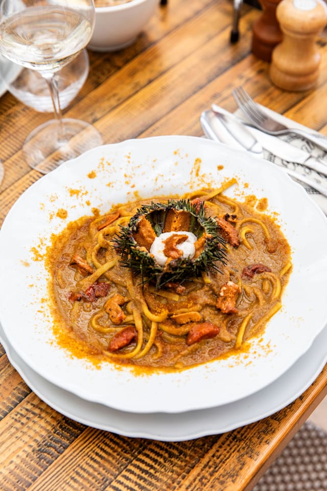 Pâtes aux oursins / fumée de soupe de poissons/ Poutargue 