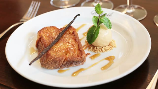 Pain perdu, boule de glace et bâton de vanille