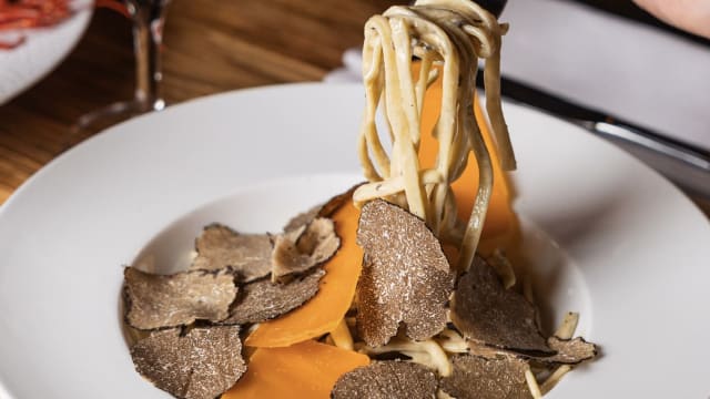 Tagliolini di Milva, crème, mimolette et beaucoup de copeaux de truffe