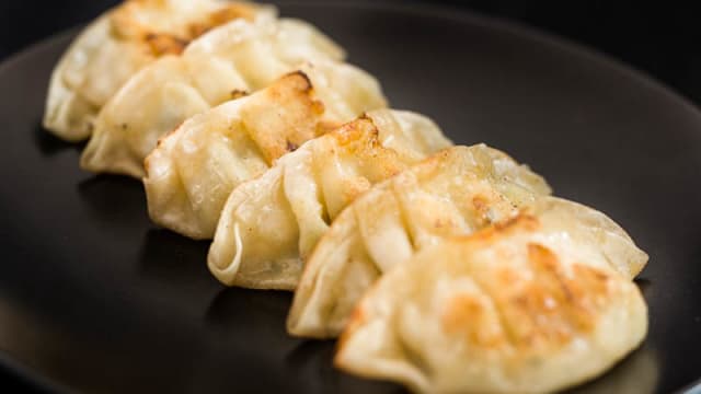 Raviolis japonais au poulet et légumes