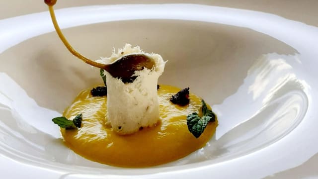Baccalà mantecato, su crema di Peperoni Gialli, terriccio di olive e Cappero