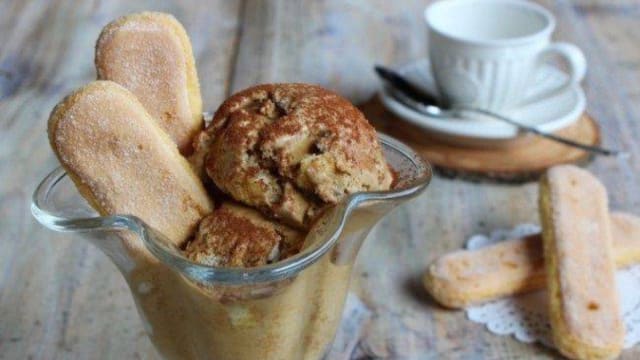 Tiramisù classico servito con gelato al caffè                                                               Tiramisù classico servito con gelato al caffè                                                                                                                       