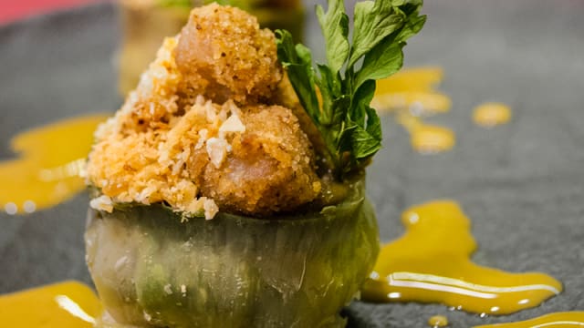 CIO' CHE RESTA: Carciofi morbidi ripieni di cremoso arrostito con animelle croccanti e polvere di cicoli su ristretto di impepata di cozze.