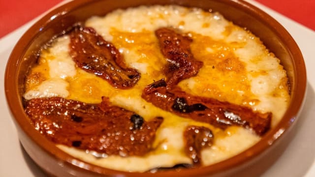 Provolone con tomates secos