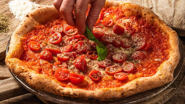 Marinara Starita: passata di pomodoro, pomodorini datterini, aglio, olio, spolverata di pecorino e pepe.