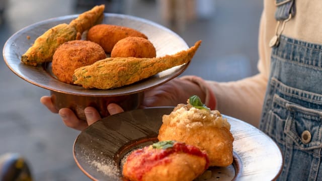 Classici fritti napoletani. Fiori di zucca imbottiti con ricotta e pepe, crocchè di patate, frittatina di pasta, montanarina e genovesina.
