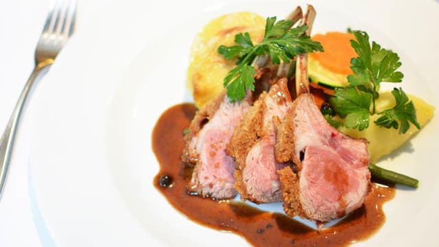 Carré d'agneau au thym et son jus