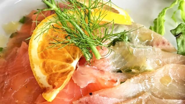 Salmone marinato alle erbe aromatiche