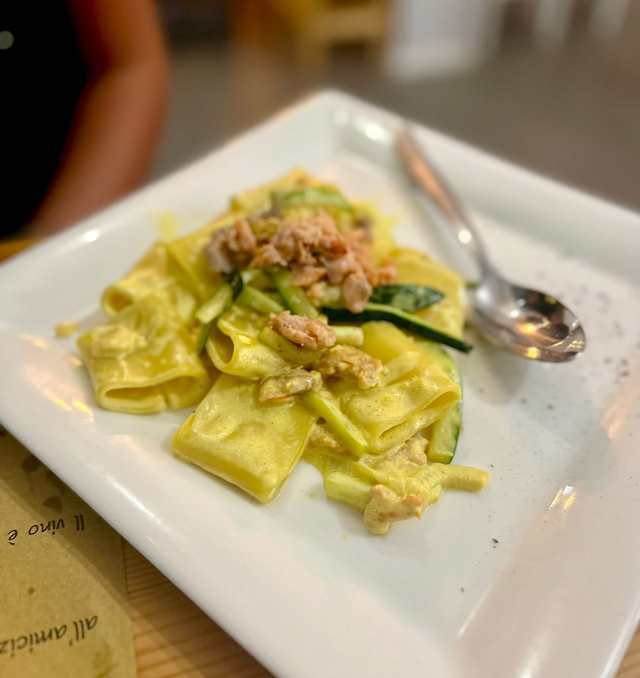 Pasta cremosa con gamberi e zucchine