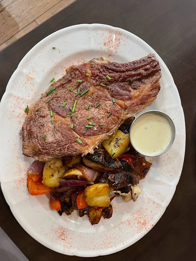 Le Cafe du Trone - 0