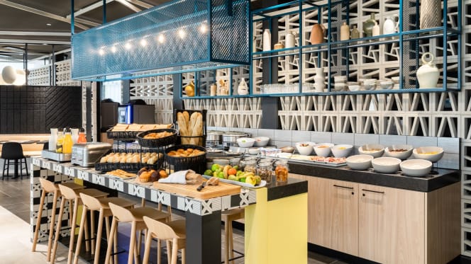 Kitchen & Bar at Courtyard By Marriott Paris Créteil - Creteil - 9