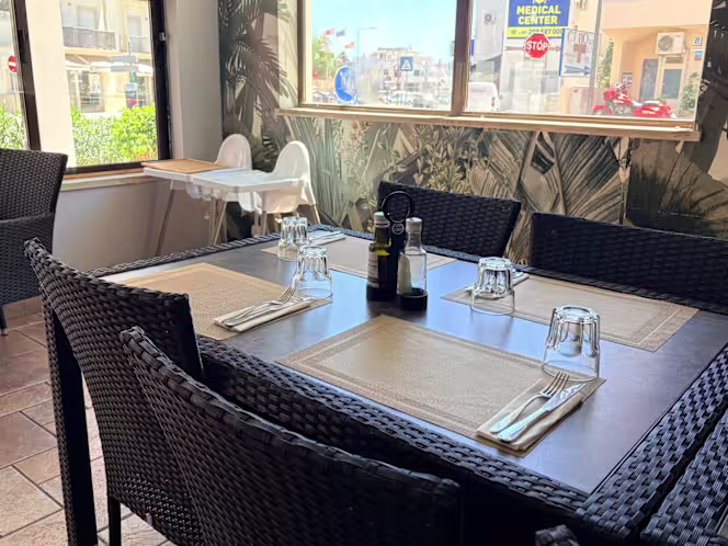 Crave Corner Restaurant & Bar - 1
