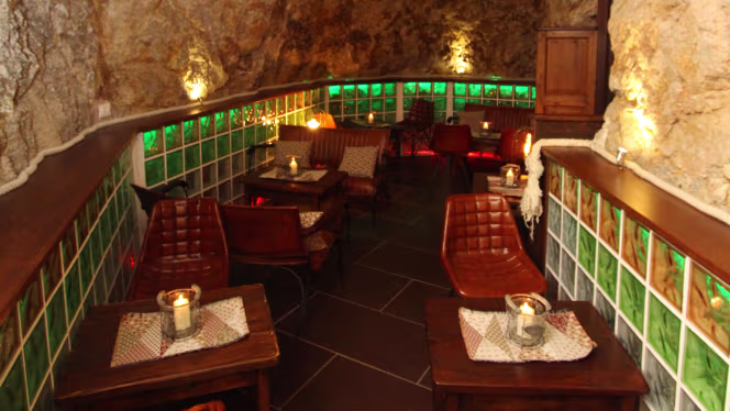 La Caverna Wine Bar - 3