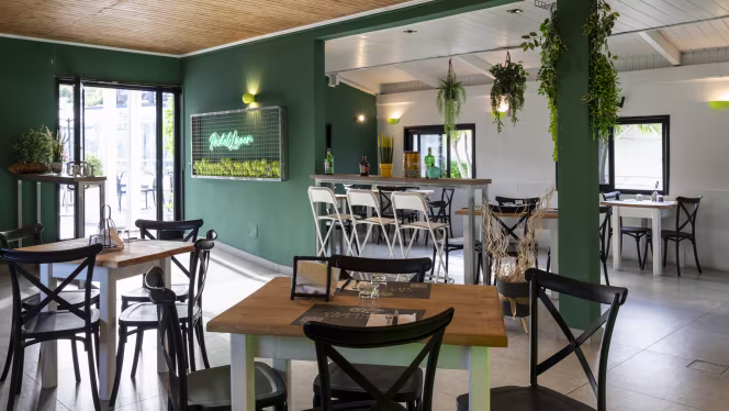 Clubhouse Burger and more - 9