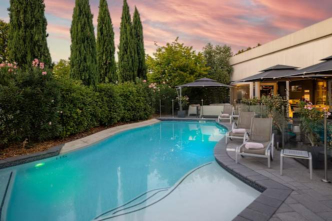 Kitchen & Bar at Courtyard - 2