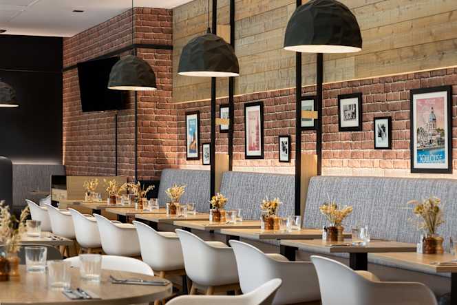 Kitchen & Bar at Courtyard - 5