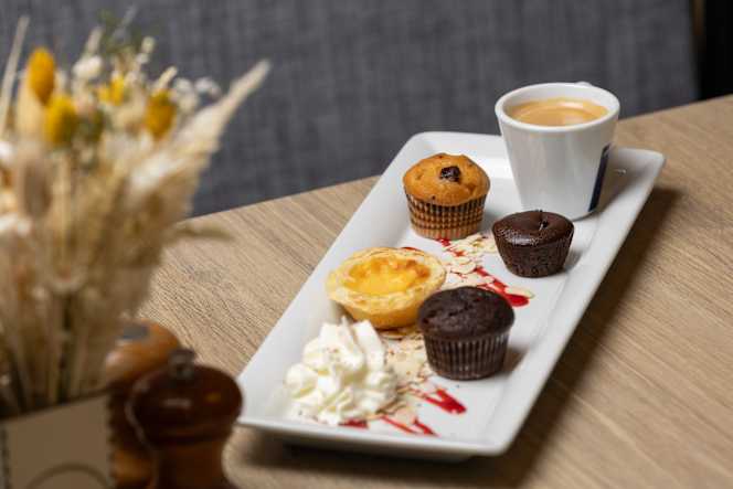 Kitchen & Bar at Courtyard - 8