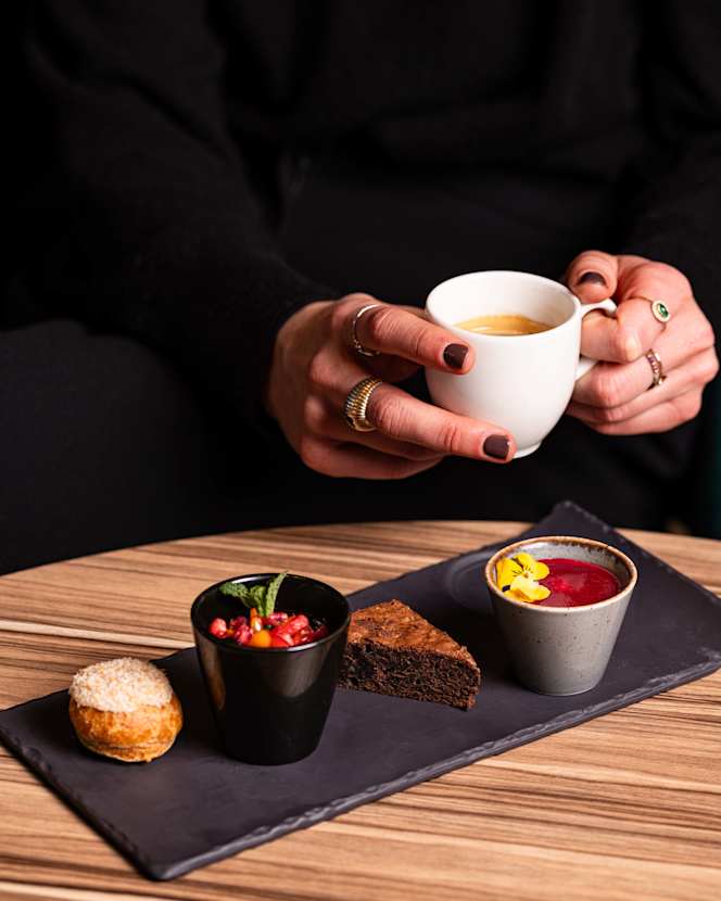 Kitchen and Bar by Courtyard Arcueil - Arcueil - 8