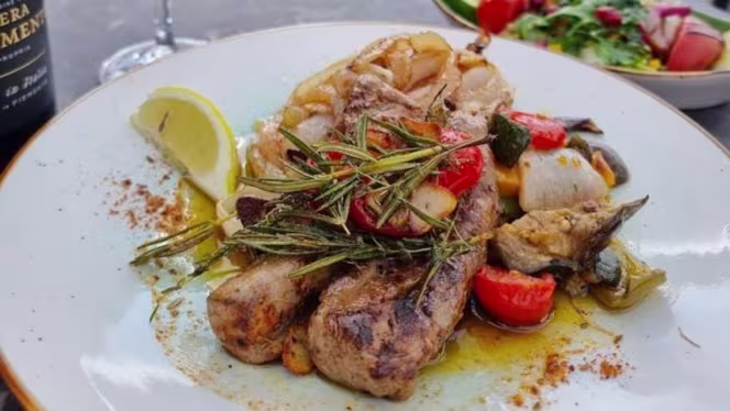 Lujo Seecafé & Restaurant - 6