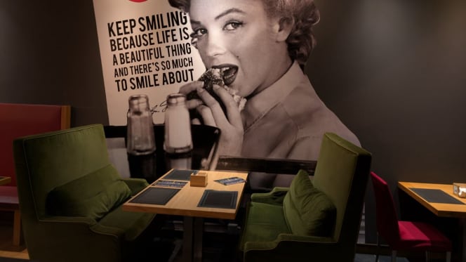 Hollywood Burger - 8