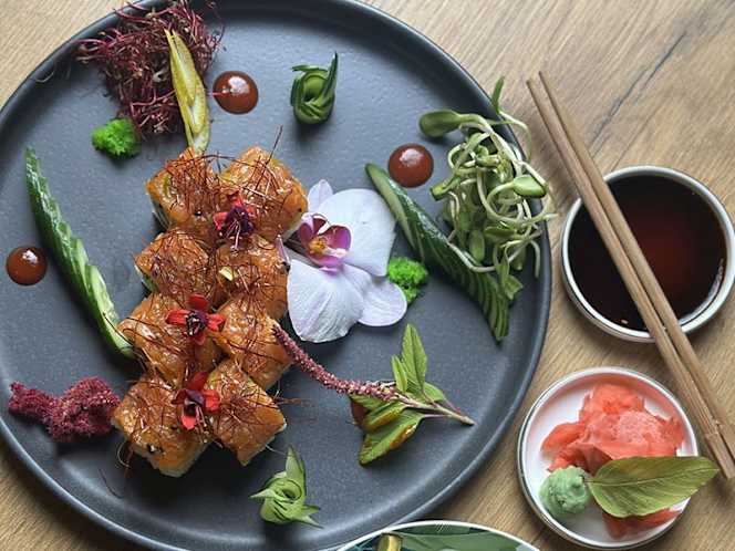 PINA Resto Bar Sushi & Ramen - 7