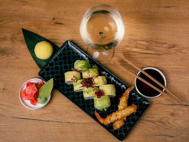 PINA Resto Bar Sushi & Ramen - 9