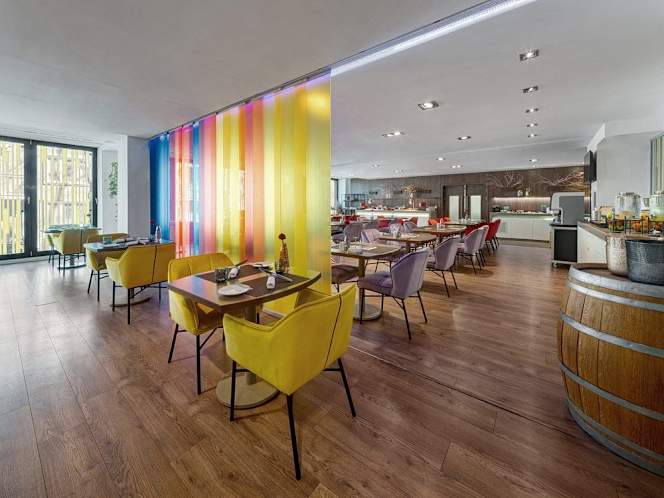 Signature Restaurant at Clarion Café - 8