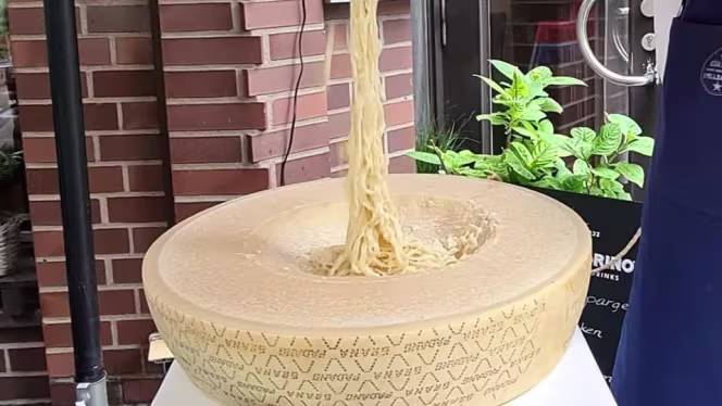 SURF' N TURF KITCHEN - Hamburg - 9