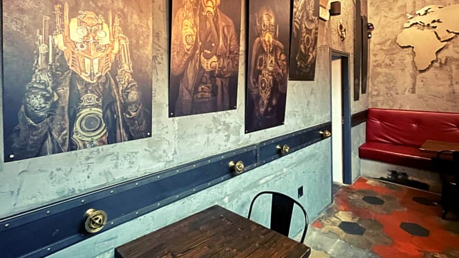 Squisio Cocktails & Burgers - 8