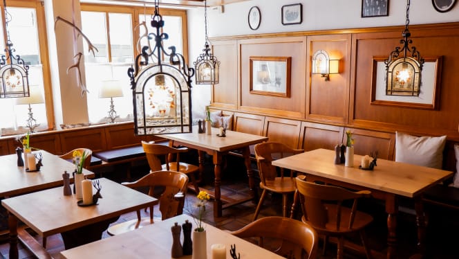 Romantik Hotel Hirschen - Wirtsstuben - 9