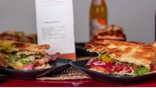 Raia - Cafe, Wein & Food - 0