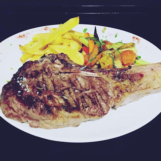 Maxim's Steakhouse & Pizzeria - 4