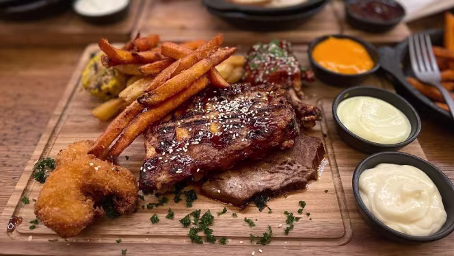 UPPER Grill & Bar - 8