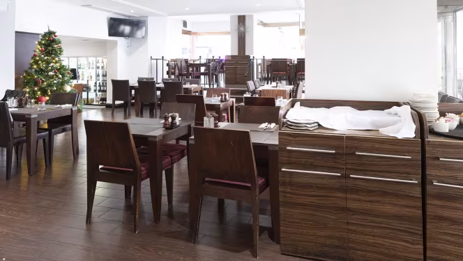 The Restaurant and Bar at Thistle Royal Trafalgar - 3