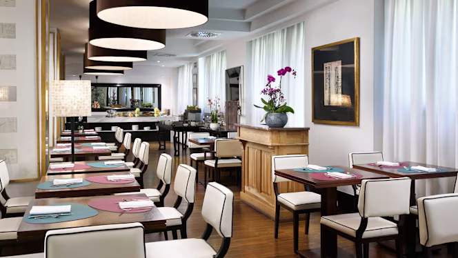 Paparazzi Lounge Restaurant - 8