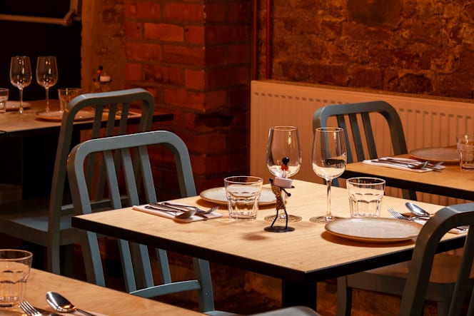 RAOS Bar and Restaurant - 9