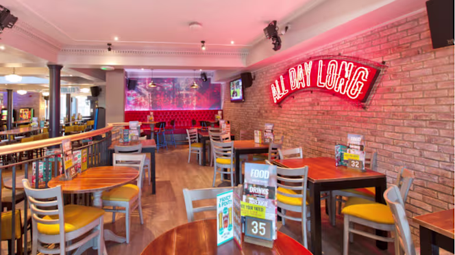 Yates Newcastle-U-Lyme - 5