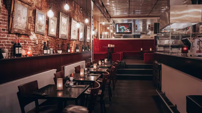 Saint Paul's Lounge Cafe - 8