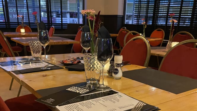 Oliveiras Restaurant Bar Lounge & Music - 9