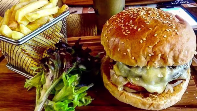 Barrel Oak Irish Pub - 8