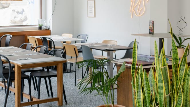 Iris Café-Restaurant-Bar - 3