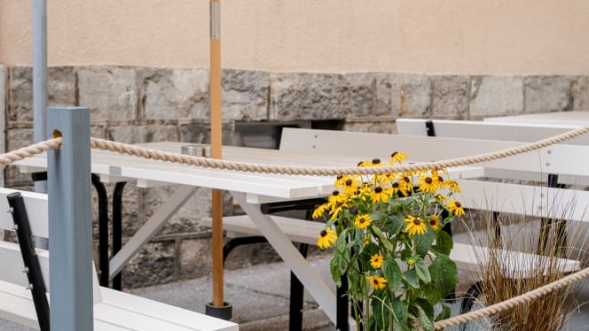 Iris Café-Restaurant-Bar - 0